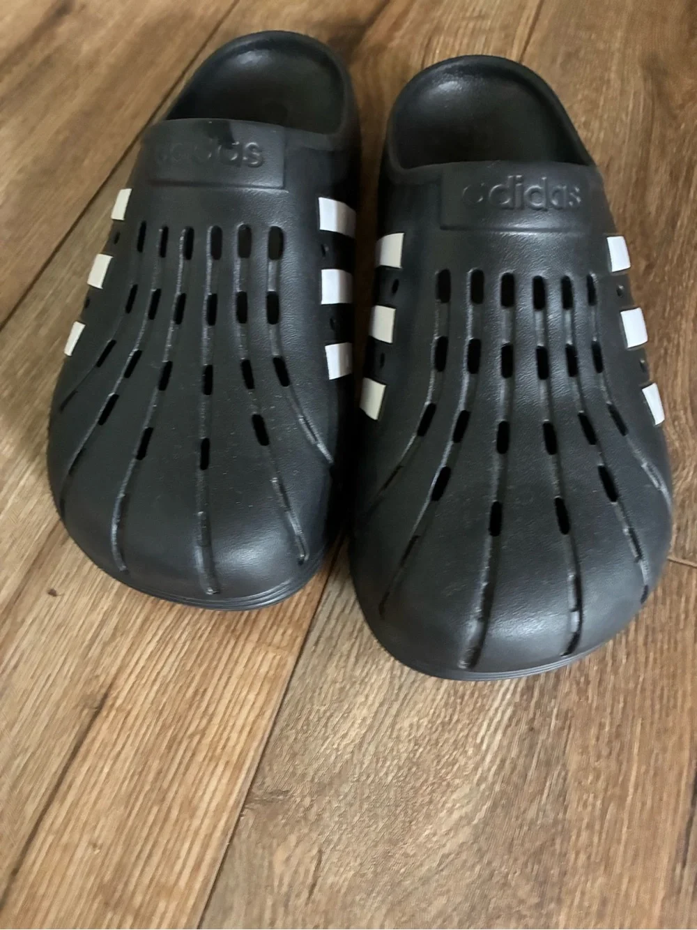 adidas Adilette sz 11 Slip-On Water-Resistant Clogs with White Stripes like new